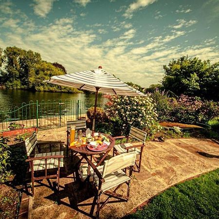 Cozy Double Bedroom In Stunning Bungalow On River Thames - Near Thorpe Park/Royal Holloway University/20Mins From Heathrow Staines-upon-Thames Exterior foto