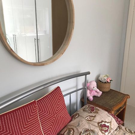 Cozy Double Bedroom In Stunning Bungalow On River Thames - Near Thorpe Park/Royal Holloway University/20Mins From Heathrow Staines-upon-Thames Exterior foto