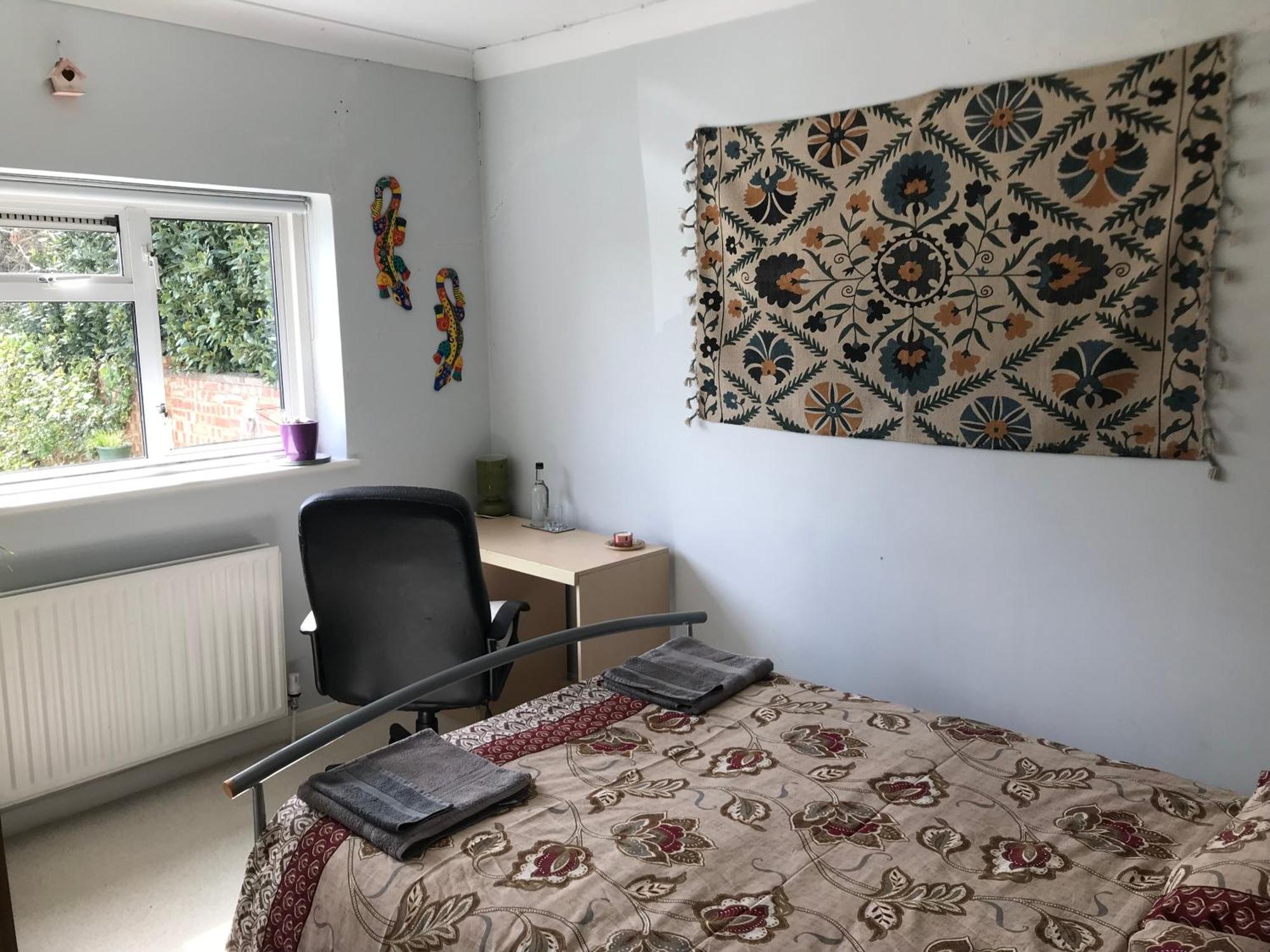 Cozy Double Bedroom In Stunning Bungalow On River Thames - Near Thorpe Park/Royal Holloway University/20Mins From Heathrow Staines-upon-Thames Exterior foto