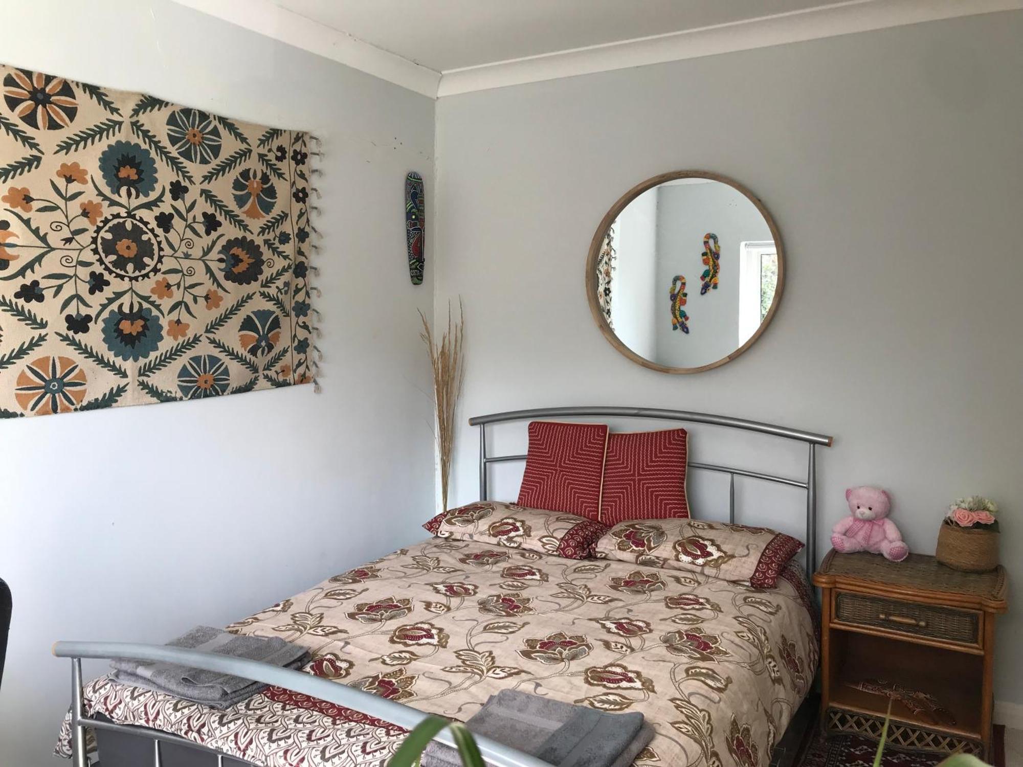 Cozy Double Bedroom In Stunning Bungalow On River Thames - Near Thorpe Park/Royal Holloway University/20Mins From Heathrow Staines-upon-Thames Exterior foto