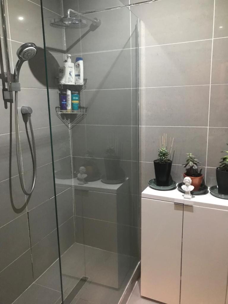 Cozy Double Bedroom In Stunning Bungalow On River Thames - Near Thorpe Park/Royal Holloway University/20Mins From Heathrow Staines-upon-Thames Exterior foto