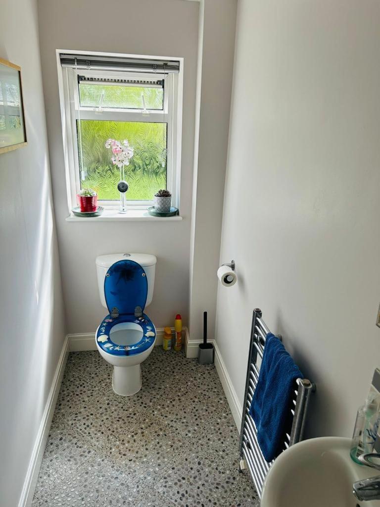 Cozy Double Bedroom In Stunning Bungalow On River Thames - Near Thorpe Park/Royal Holloway University/20Mins From Heathrow Staines-upon-Thames Exterior foto