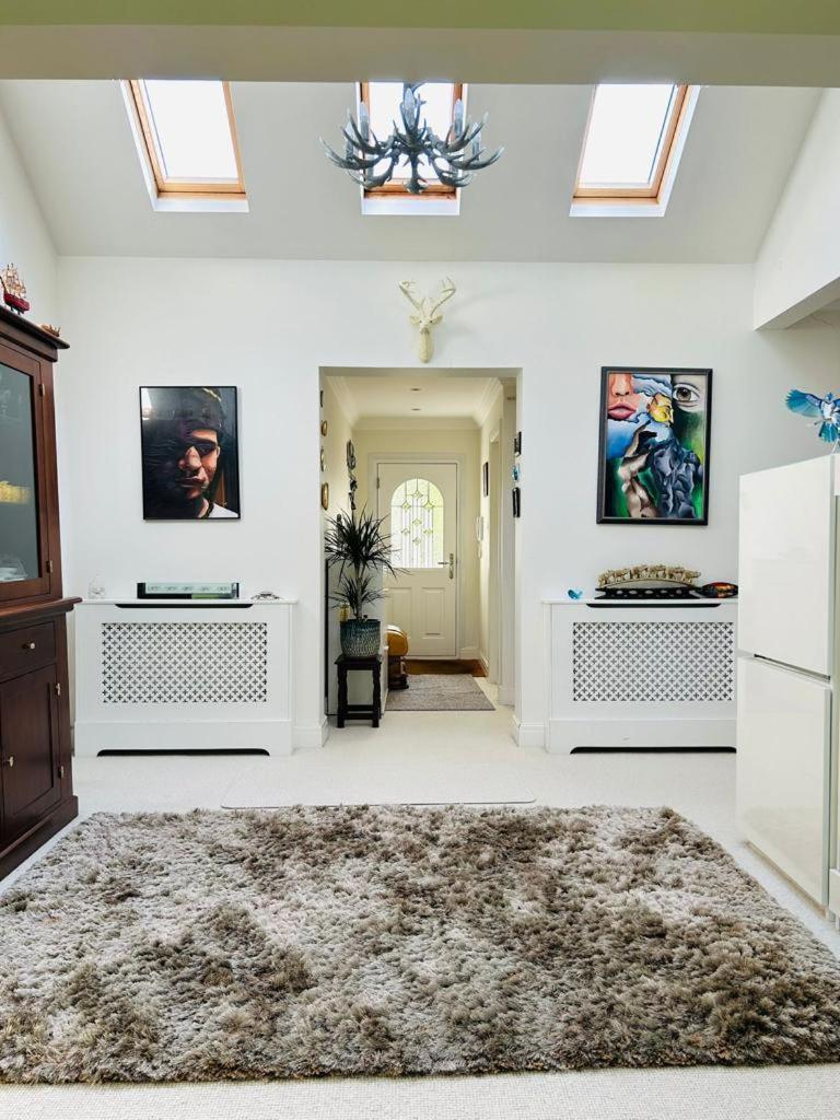 Cozy Double Bedroom In Stunning Bungalow On River Thames - Near Thorpe Park/Royal Holloway University/20Mins From Heathrow Staines-upon-Thames Exterior foto