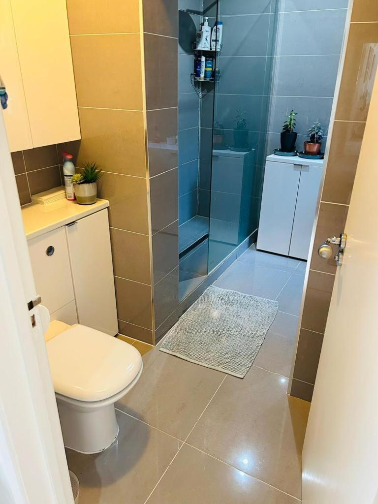 Cozy Double Bedroom In Stunning Bungalow On River Thames - Near Thorpe Park/Royal Holloway University/20Mins From Heathrow Staines-upon-Thames Exterior foto