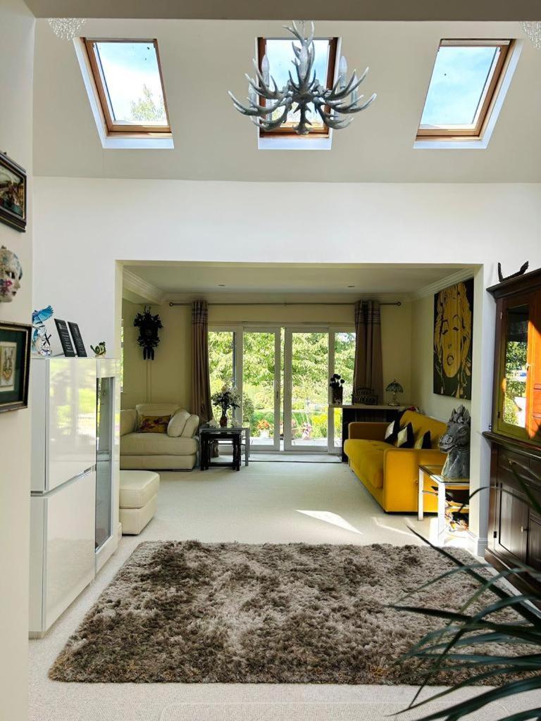 Cozy Double Bedroom In Stunning Bungalow On River Thames - Near Thorpe Park/Royal Holloway University/20Mins From Heathrow Staines-upon-Thames Exterior foto