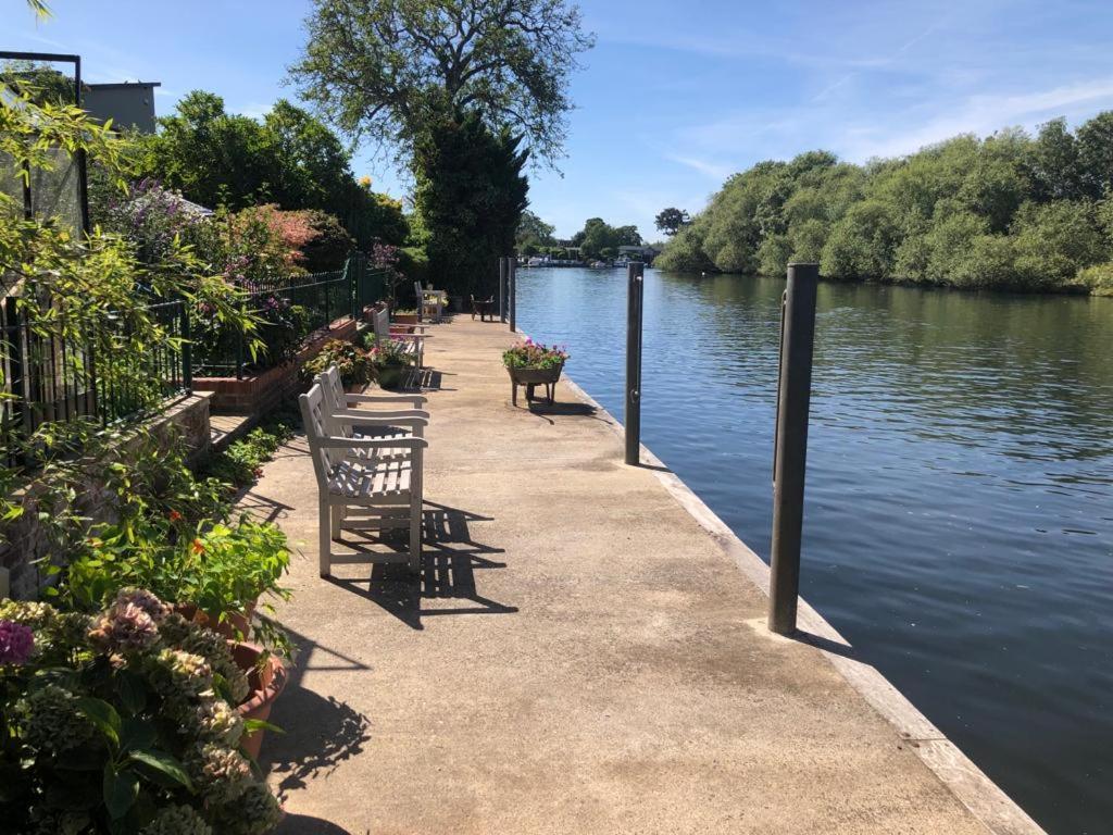 Cozy Double Bedroom In Stunning Bungalow On River Thames - Near Thorpe Park/Royal Holloway University/20Mins From Heathrow Staines-upon-Thames Exterior foto