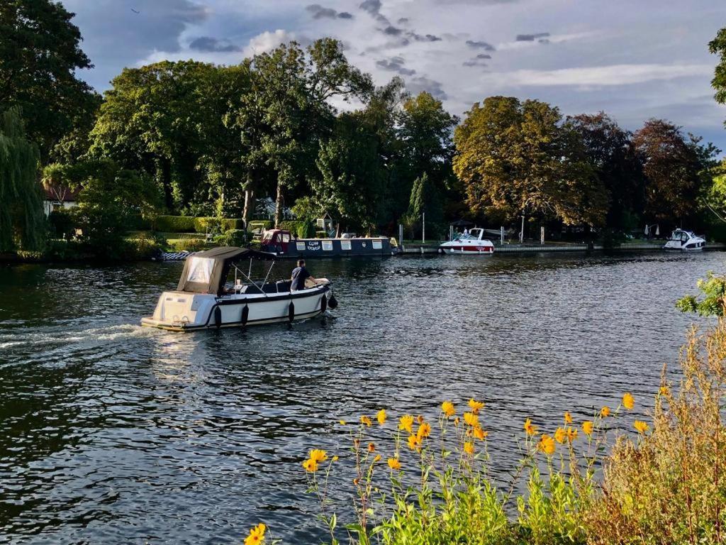 Cozy Double Bedroom In Stunning Bungalow On River Thames - Near Thorpe Park/Royal Holloway University/20Mins From Heathrow Staines-upon-Thames Exterior foto