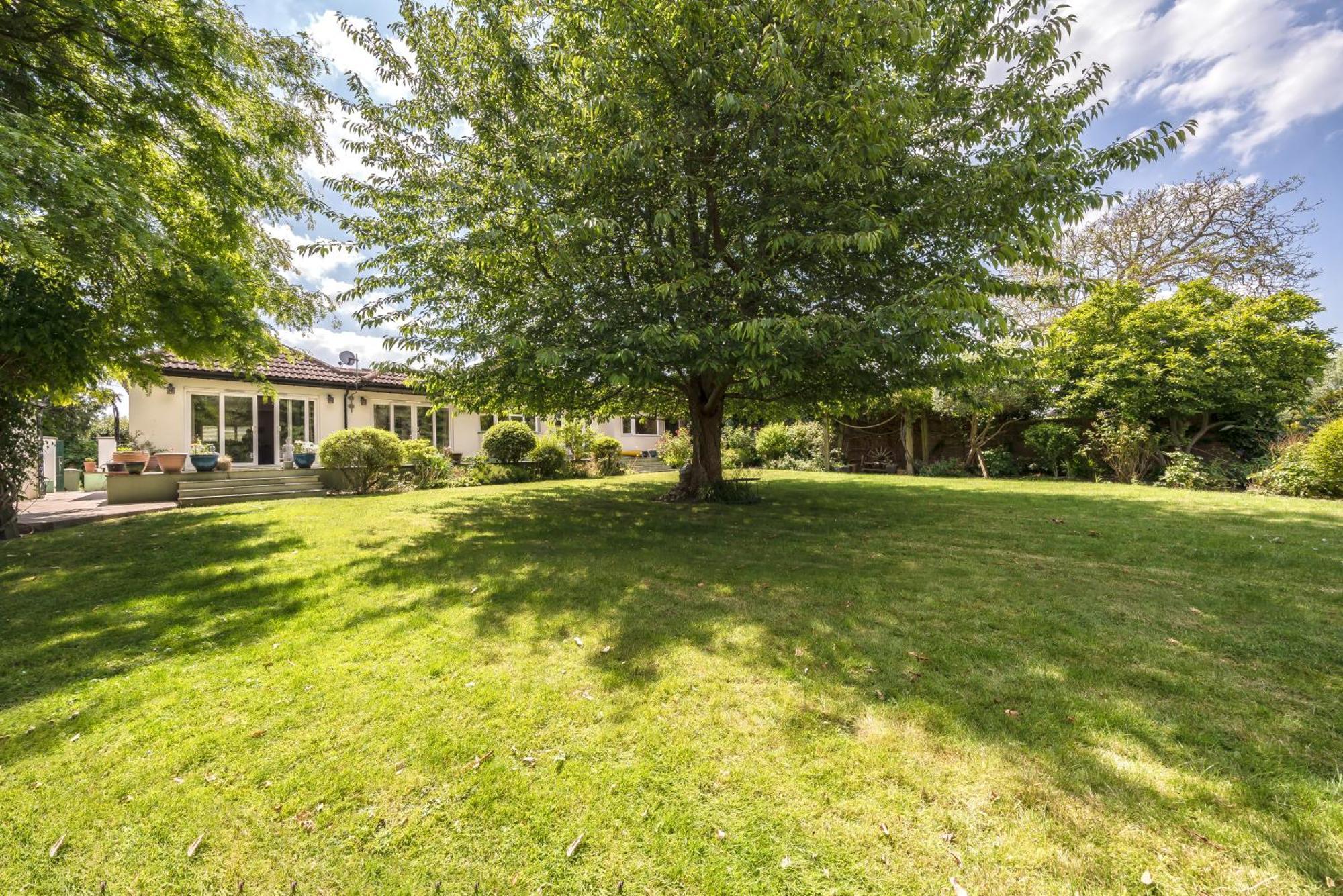 Cozy Double Bedroom In Stunning Bungalow On River Thames - Near Thorpe Park/Royal Holloway University/20Mins From Heathrow Staines-upon-Thames Exterior foto